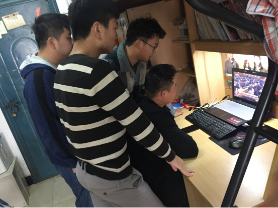 在学生宿舍,也有不少学生自发的聚集在电脑前通过网络观看直播.